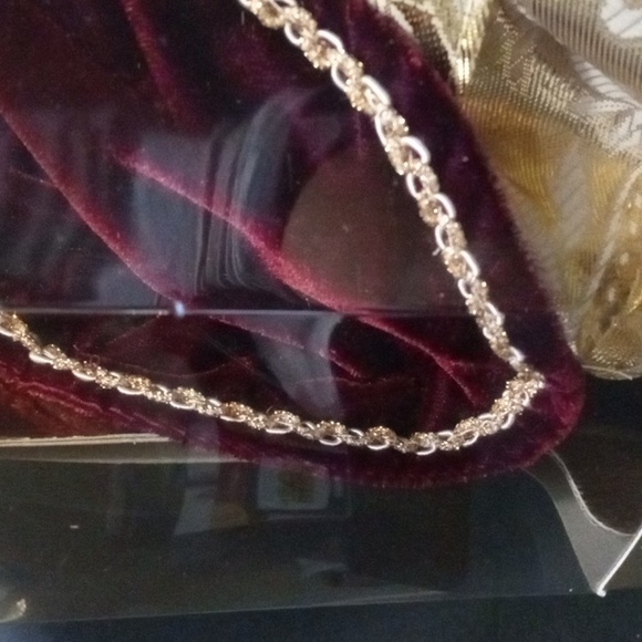 Holiday Barbie 1996 - Picture 10 of 10